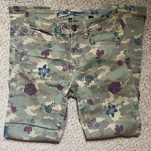 EUC! Seven size 4 camouflage with flower print jeans